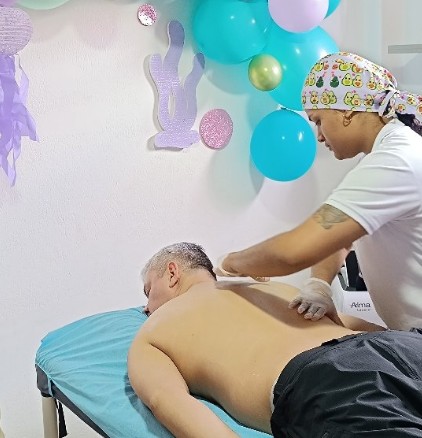 Terapeuta de Coral Spa dando un masaje de espalda